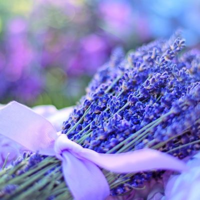 Bouquet champêtre : quelles fleurs pour un mariage bohème ?