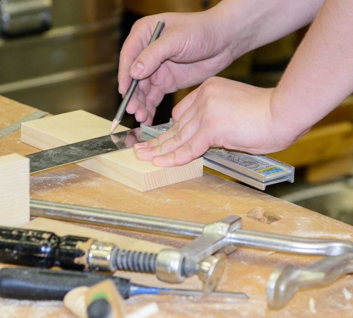 L'équerre de menuisier pour bricolage : l'outil indispensable