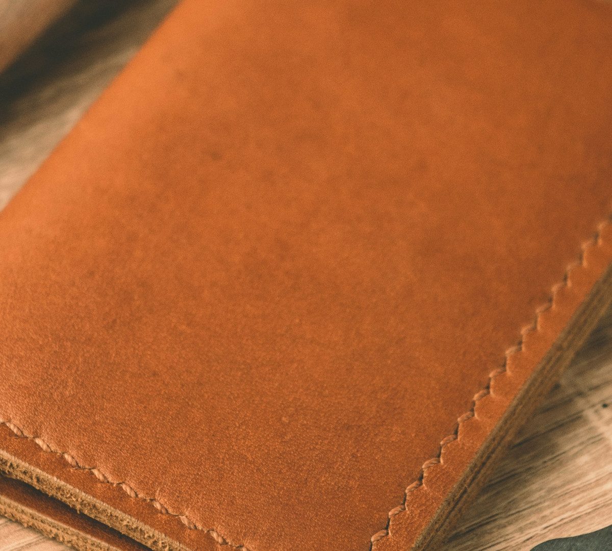 Teinture cuir en base aqueuse : donner une seconde vie à vos objets du quotidien ! 