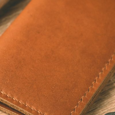 Teinture cuir en base aqueuse : donner une seconde vie à vos objets du quotidien !