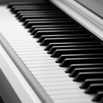 Apprendre le piano à Orléans : pourquoi Bauer est l’adresse incontournable pour les pianistes ?