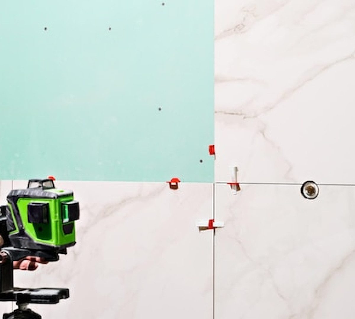 Comment choisir le niveau laser adapté à votre projet de rénovation ou de construction ?