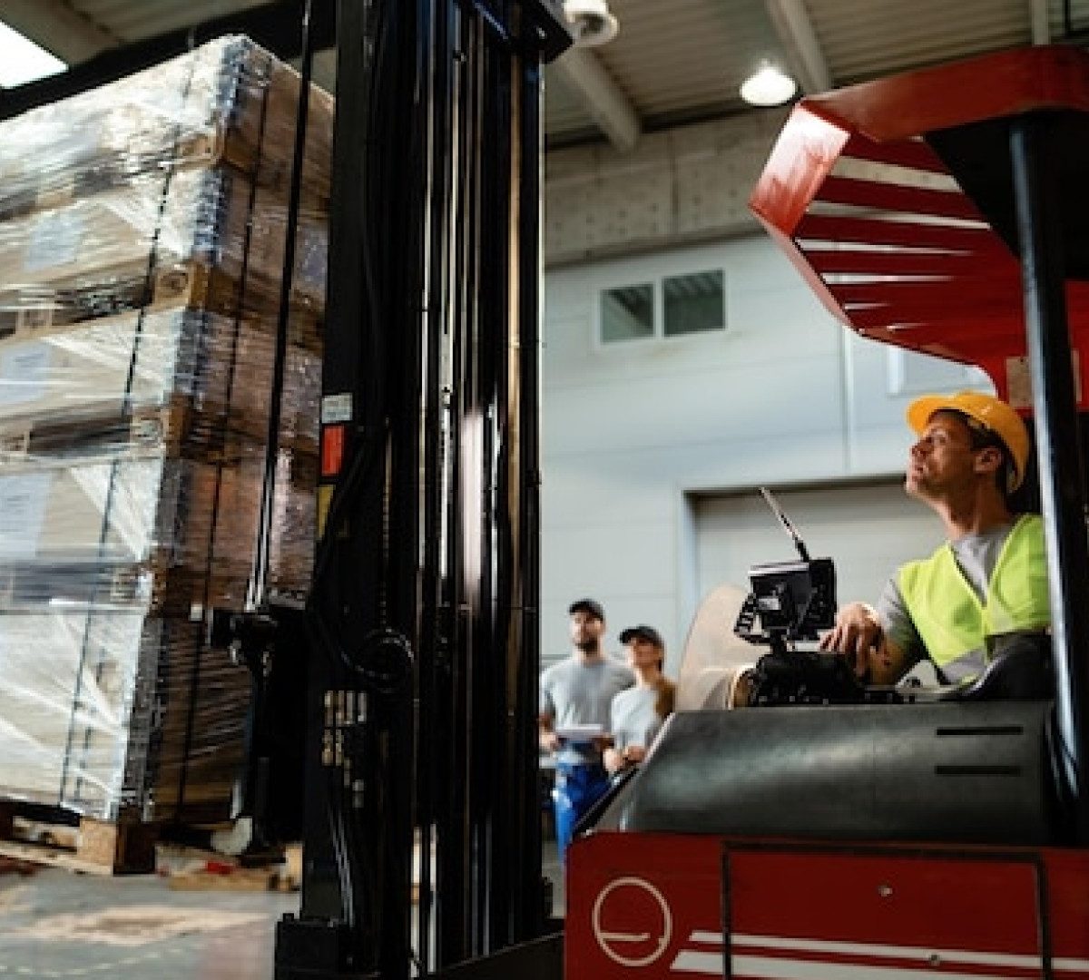 Le bon matériel au bon moment : focus sur la location de chariots élévateurs