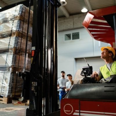 Le bon matériel au bon moment : focus sur la location de chariots élévateurs