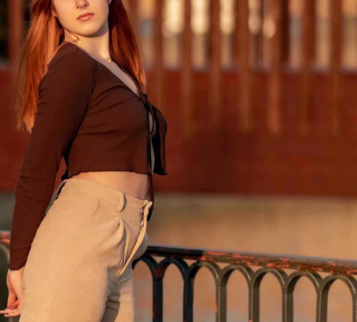 Le pantalon en daim revient à la mode : pourquoi tout le monde l’adopte en 2026 ?