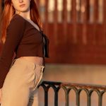 Le pantalon en daim revient à la mode : pourquoi tout le monde l’adopte en 2026 ?