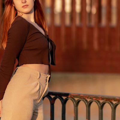 Le pantalon en daim revient à la mode : pourquoi tout le monde l’adopte en 2026 ?
