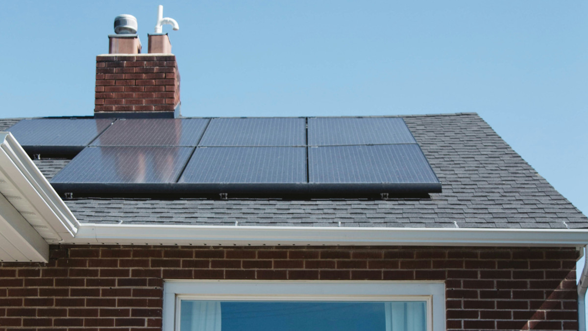 toiture de maison équipée de plusieurs panneaux solaires