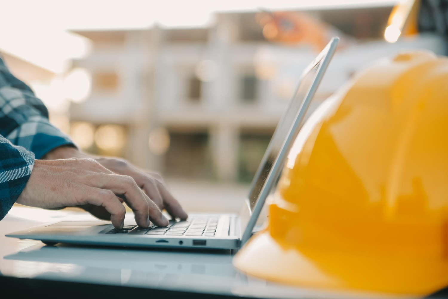 Un artisan du BTP se sert d'un logiciel de gestion pour faciliter le quotidien.