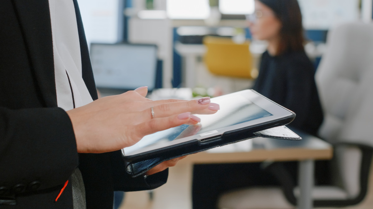 la tablette tactile au travail est un élément pratique